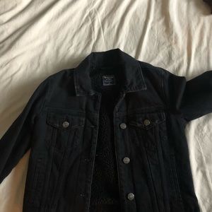 Faux lined jean jacket from Abercrombie. Slightly copped, in great condition.